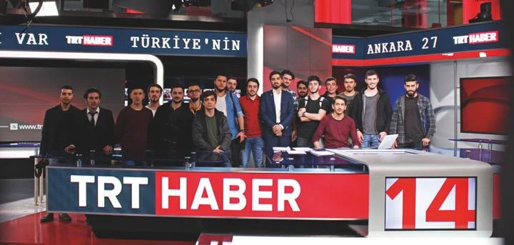TRT Haber stüdyosunda toplu fotoğraf çektiren AGD Üniversite katılımcıları.